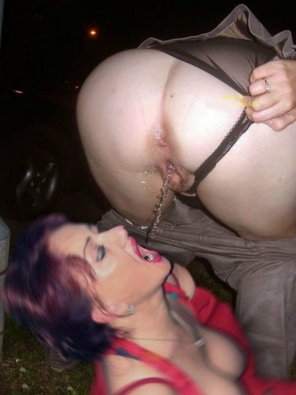 Красивая девушка испражняется