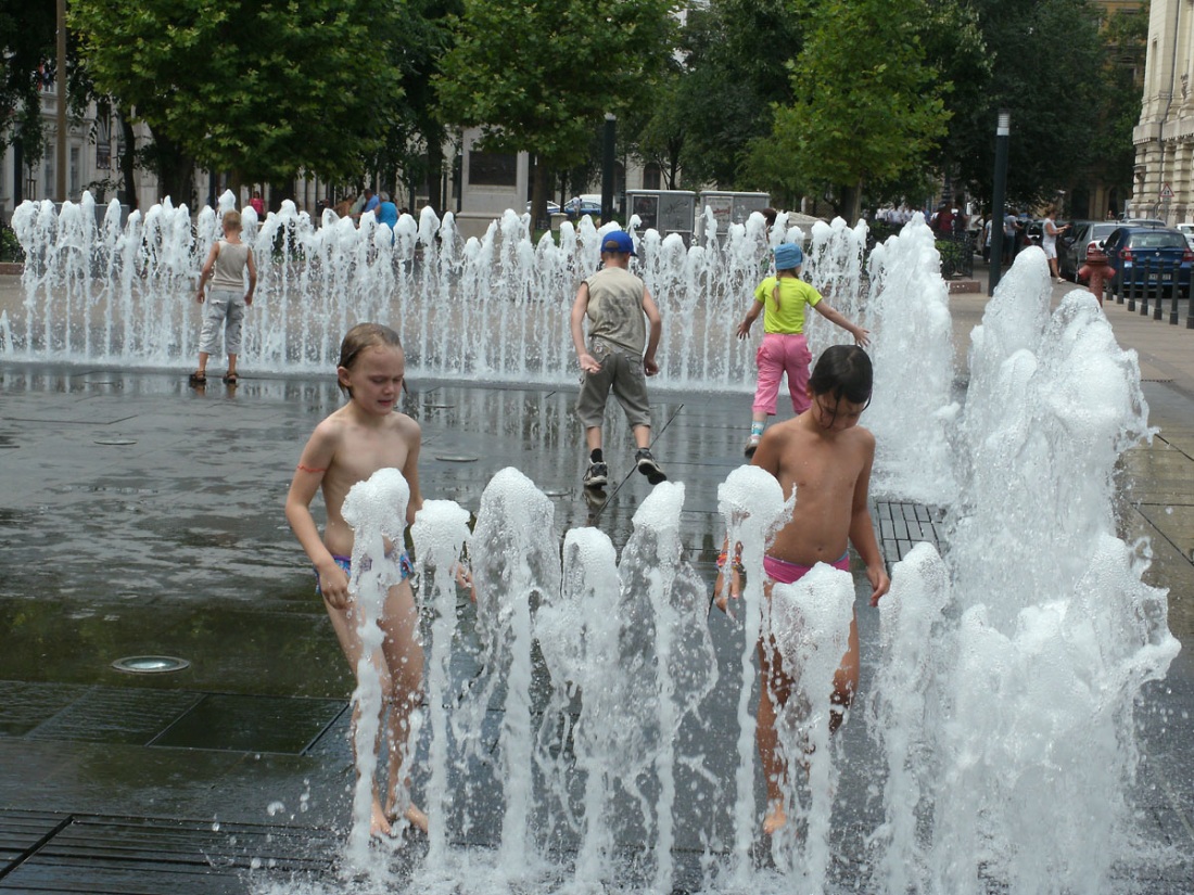 Купание в фонтане голышом
