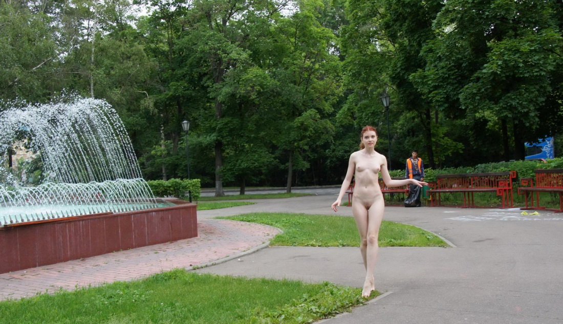 Купание в фонтане голышом