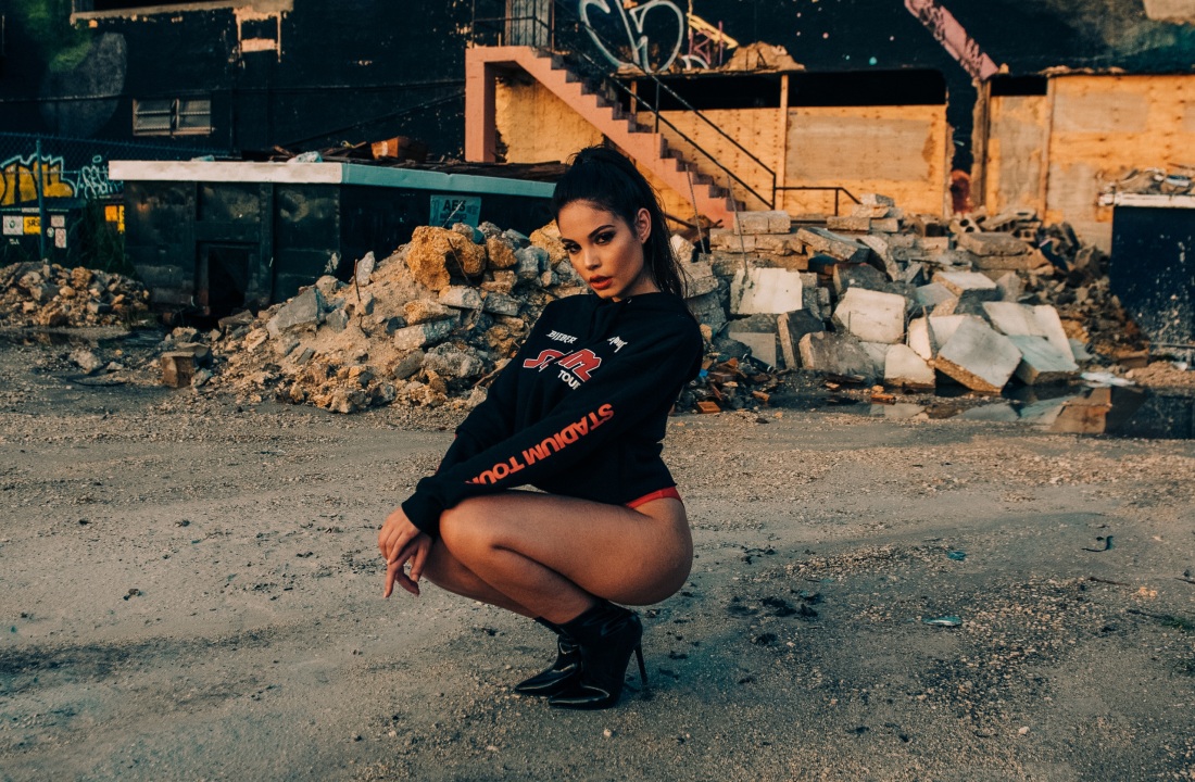 Женщина присела на корточки