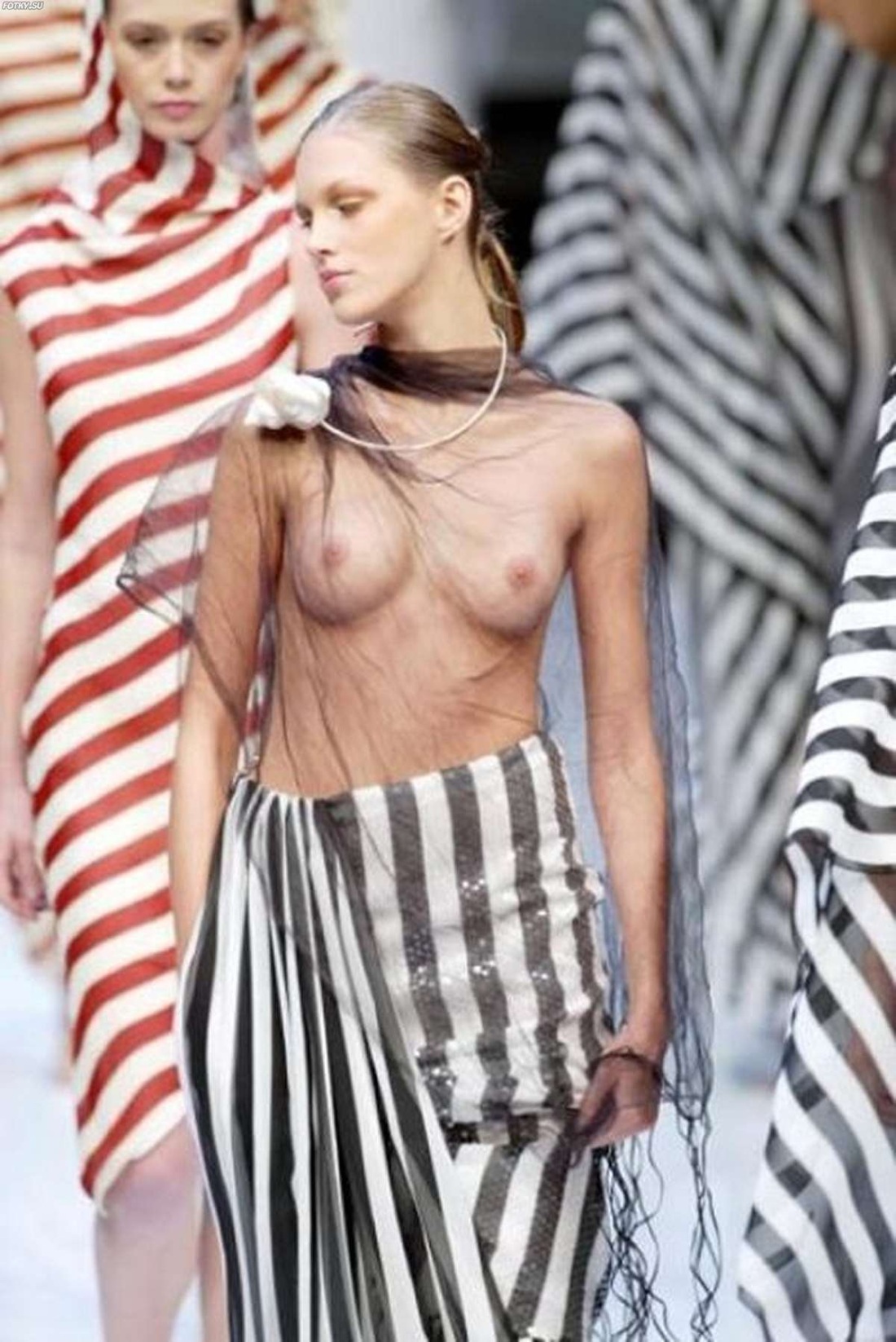 Alejandra Guilmant голая на подиуме