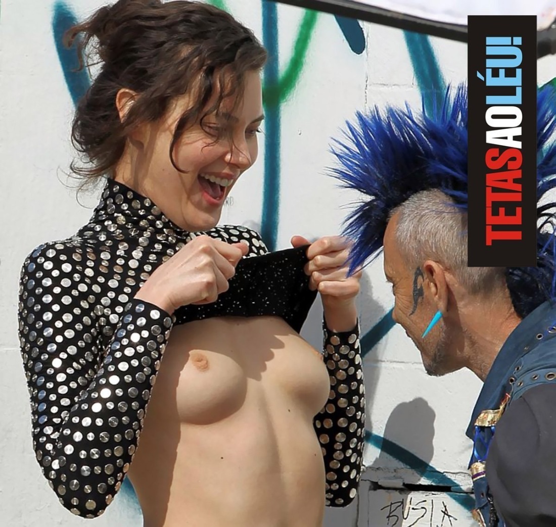 Оголение груди на подиуме