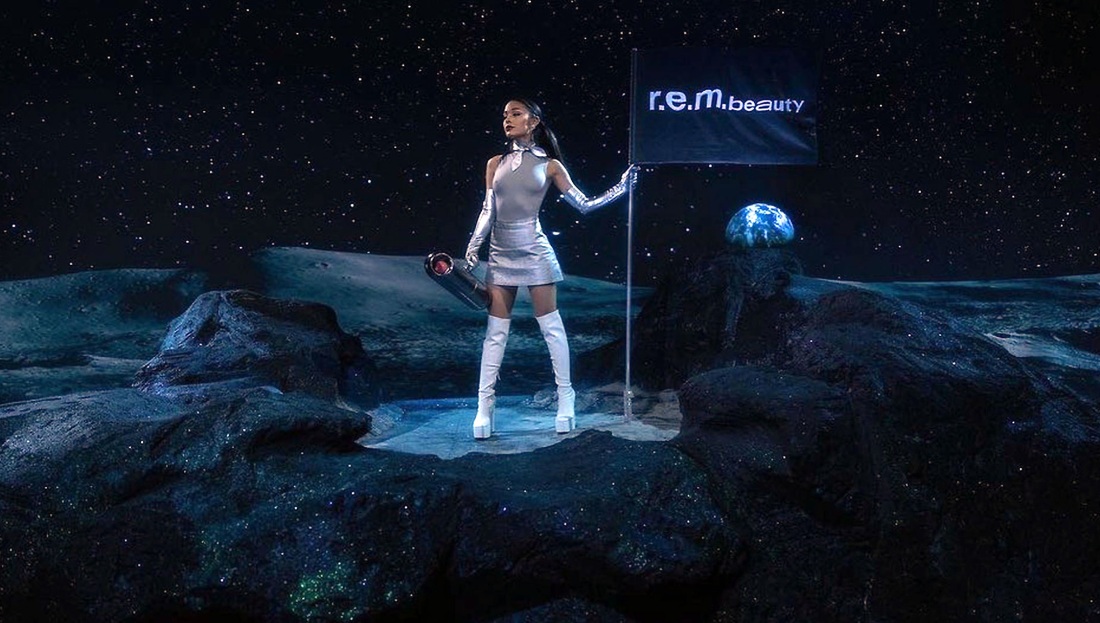 Голая ариана Гранде в чулках