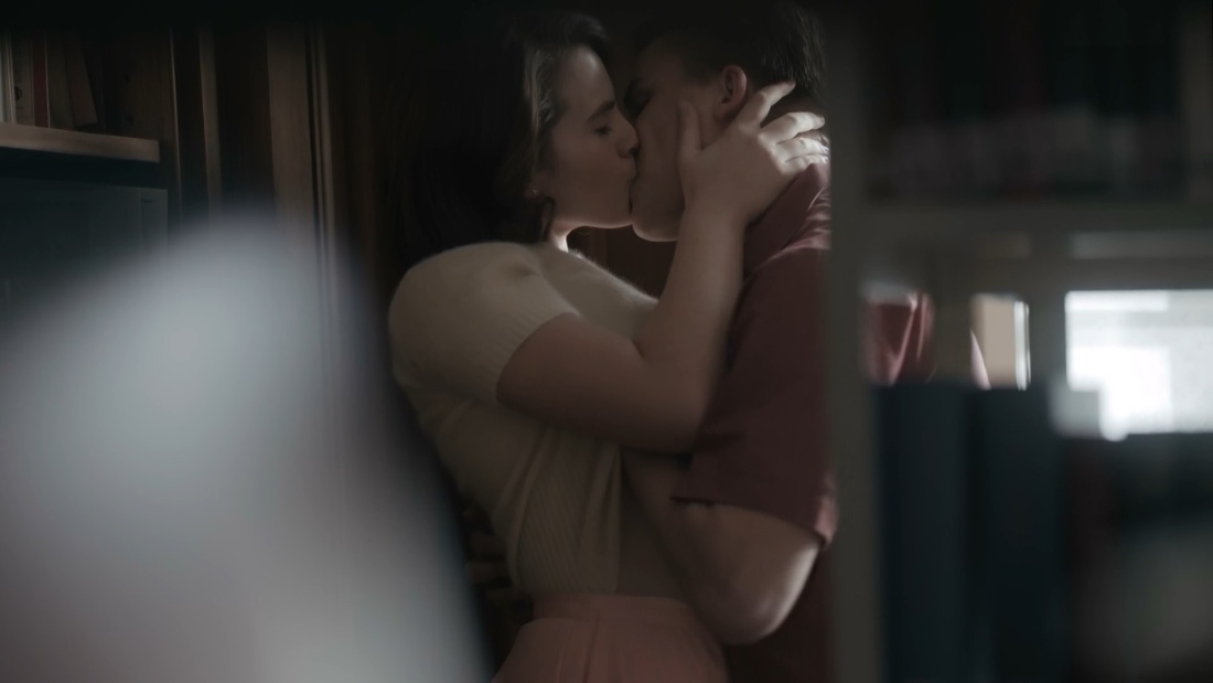 Ход королевы сериал поцелуй