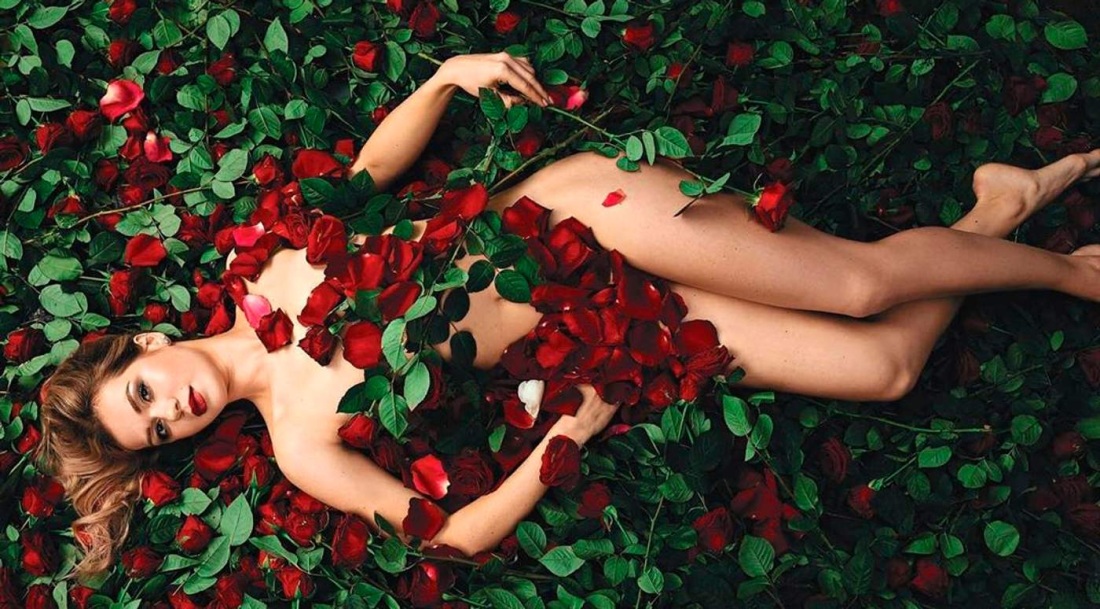 Девушка прикрывается цветами