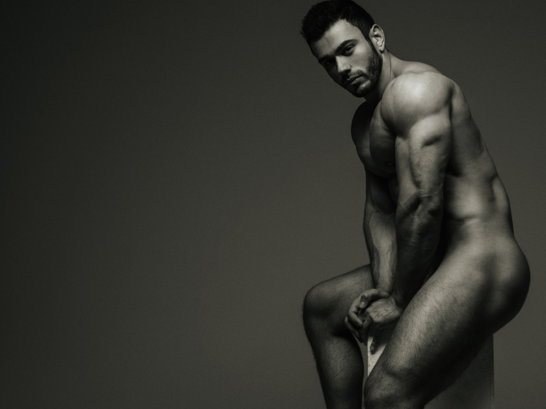 Мужские ню фотосессия на стуле