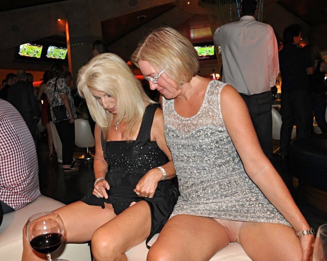 Девушка без трусиков в кафе