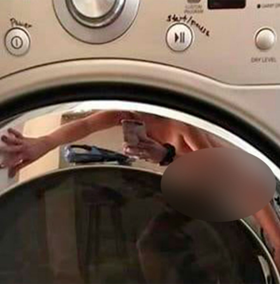 Миа Малкова в прачечной