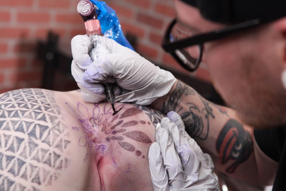 Amber Luke тату вокруг анала