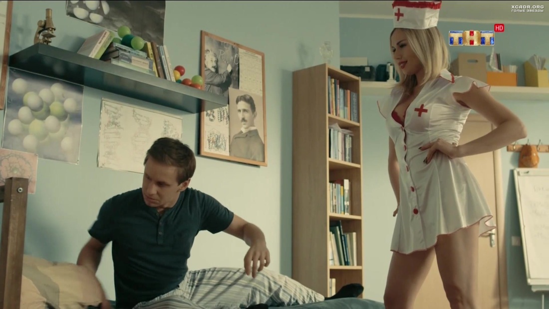 Анна Хилькевич в юбке в сериале универ