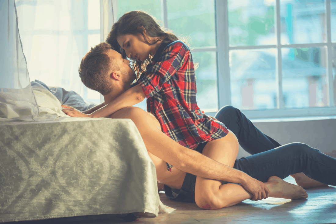 Держит за волосы