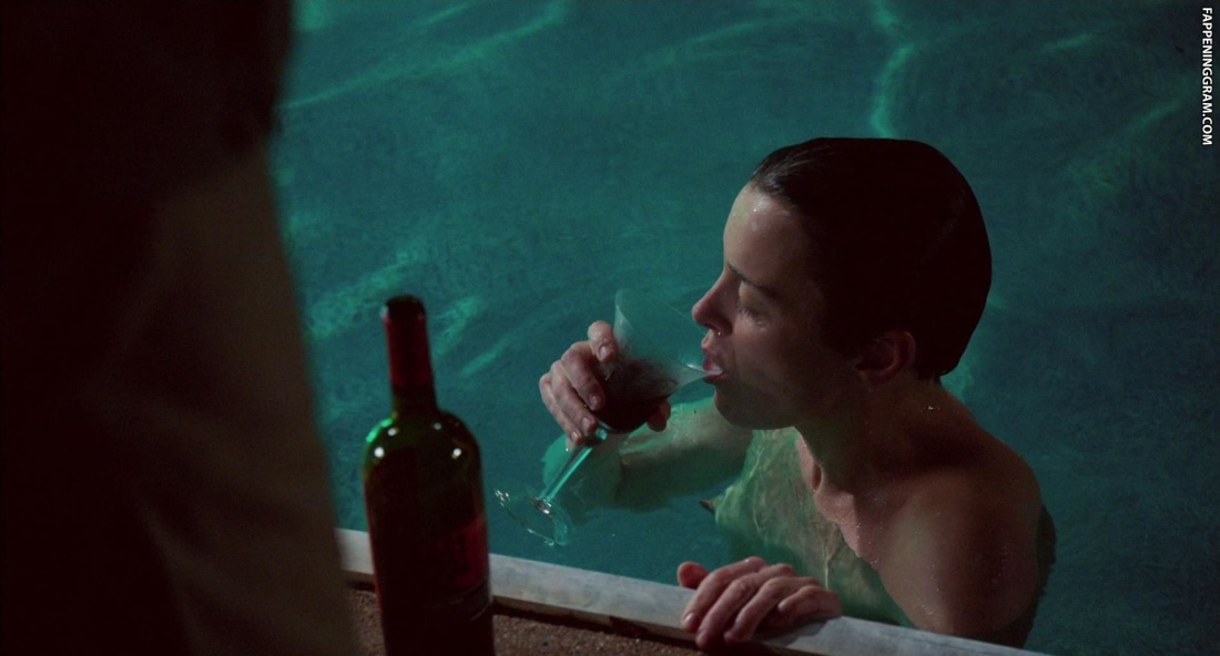 Актриса Сара Гадон голая