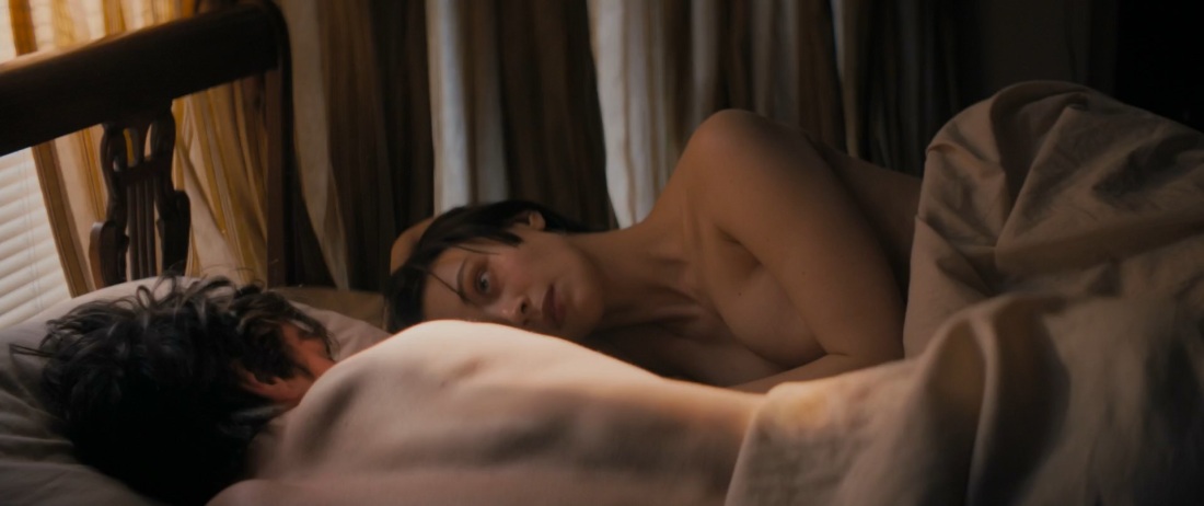 Сара Гадон голая в фильме