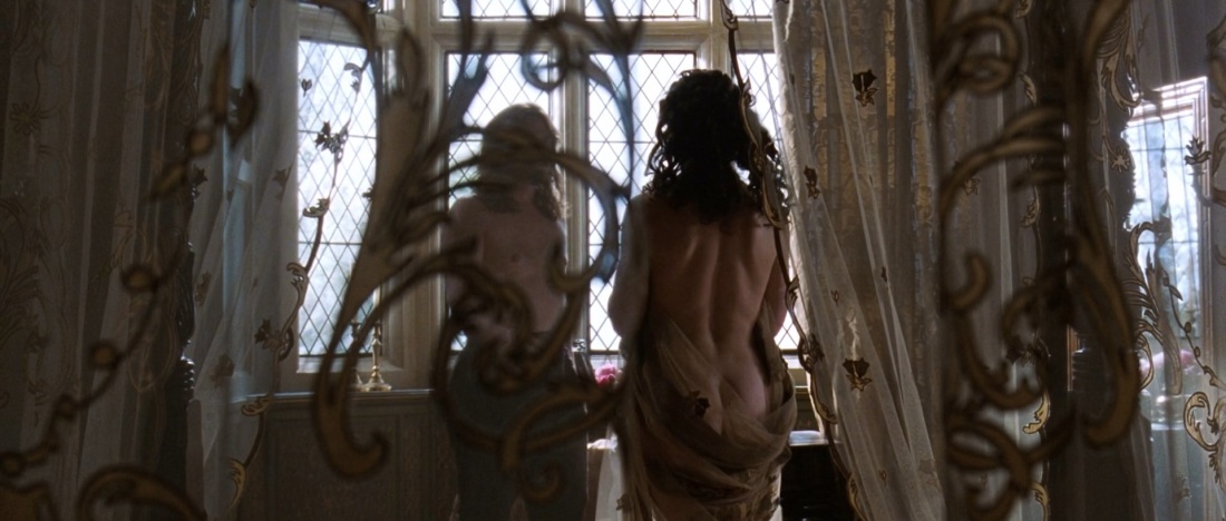 Сара Гадон голая в фильме