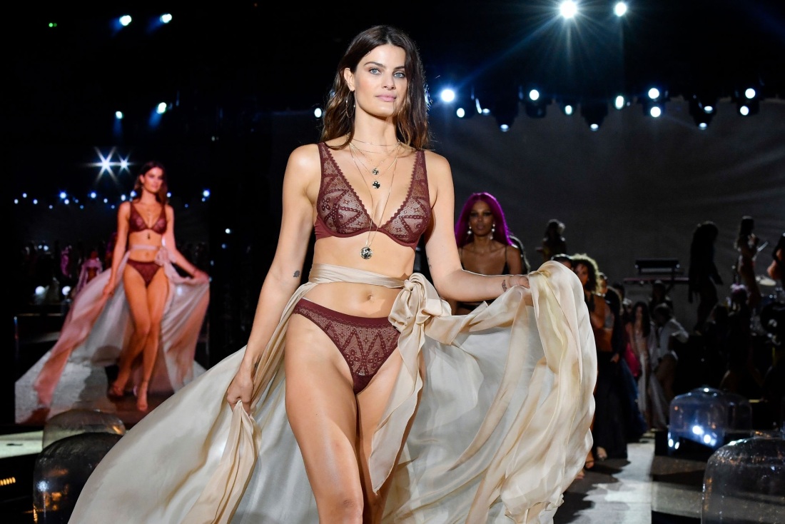 Модель Агнесс Дейн подиум