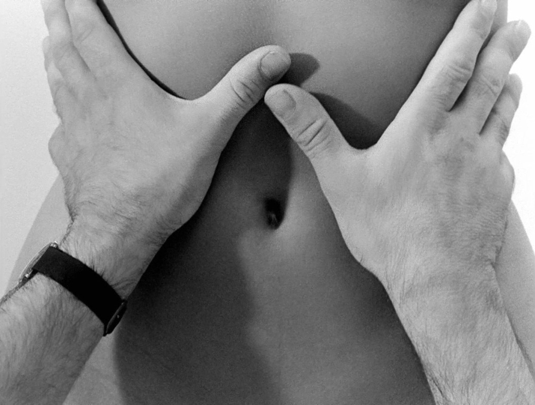 Женская грудь в мужских ру как Ах