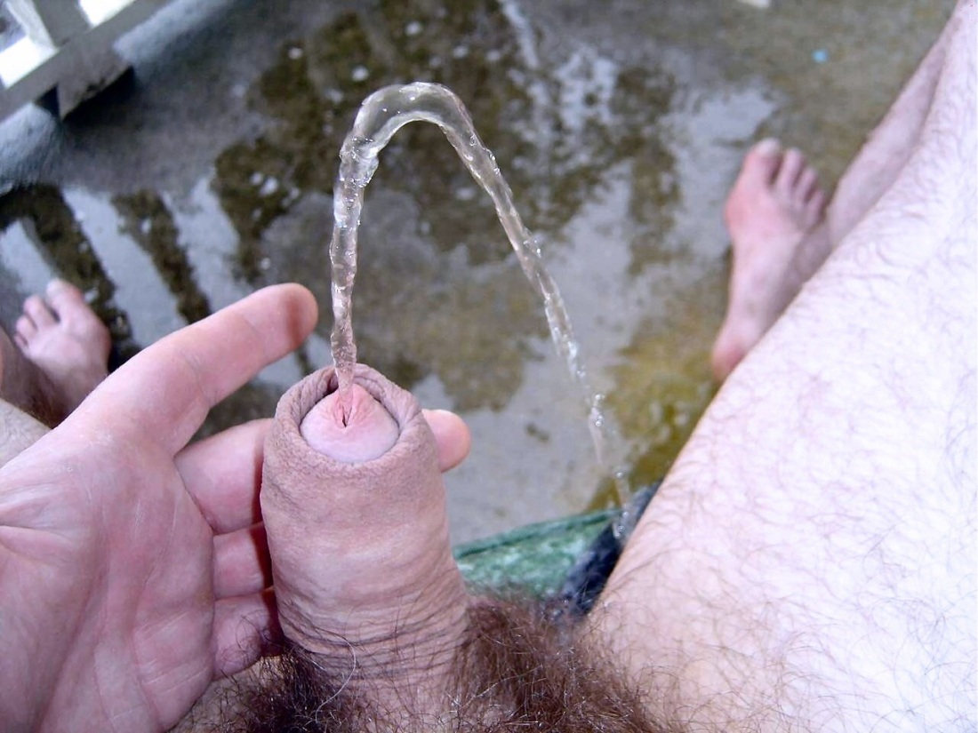 Голый мужчина без трусов в туалете