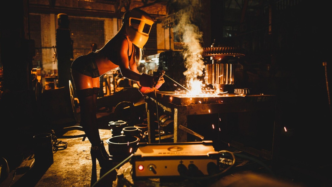 Девушка сварщик