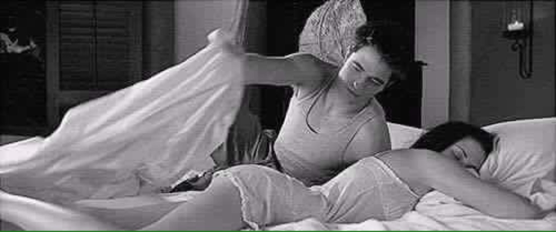 Парень улаживает девушку спать