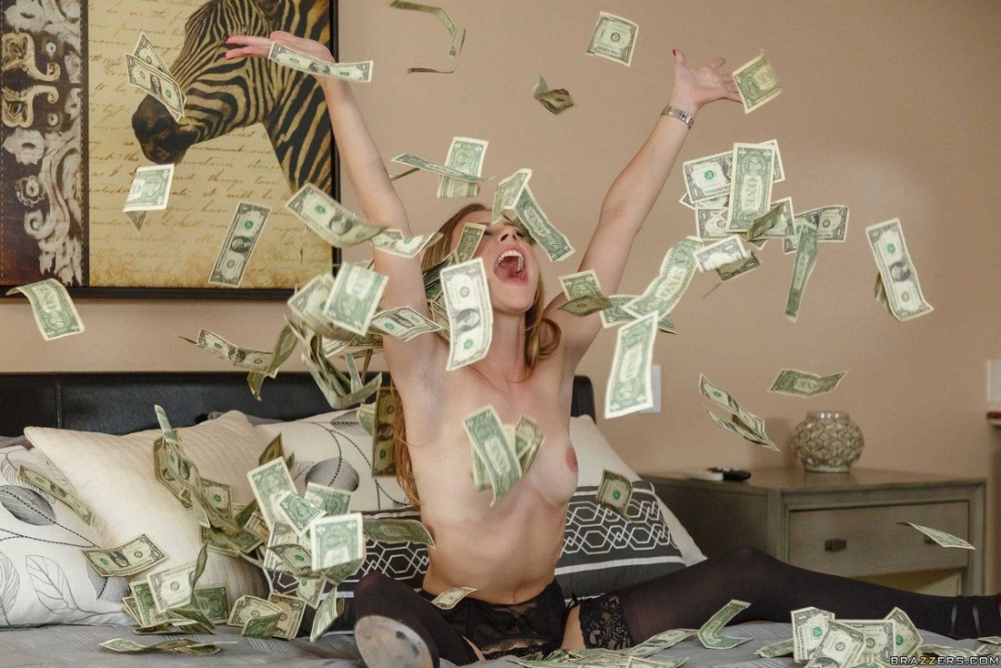 Голая купается в деньгах