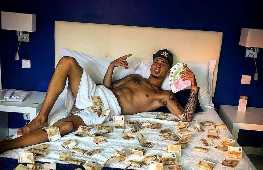 Богатый мужчина с деньгами