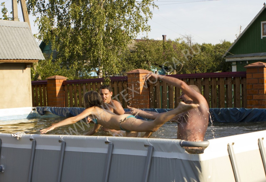 В бассейне на даче частное