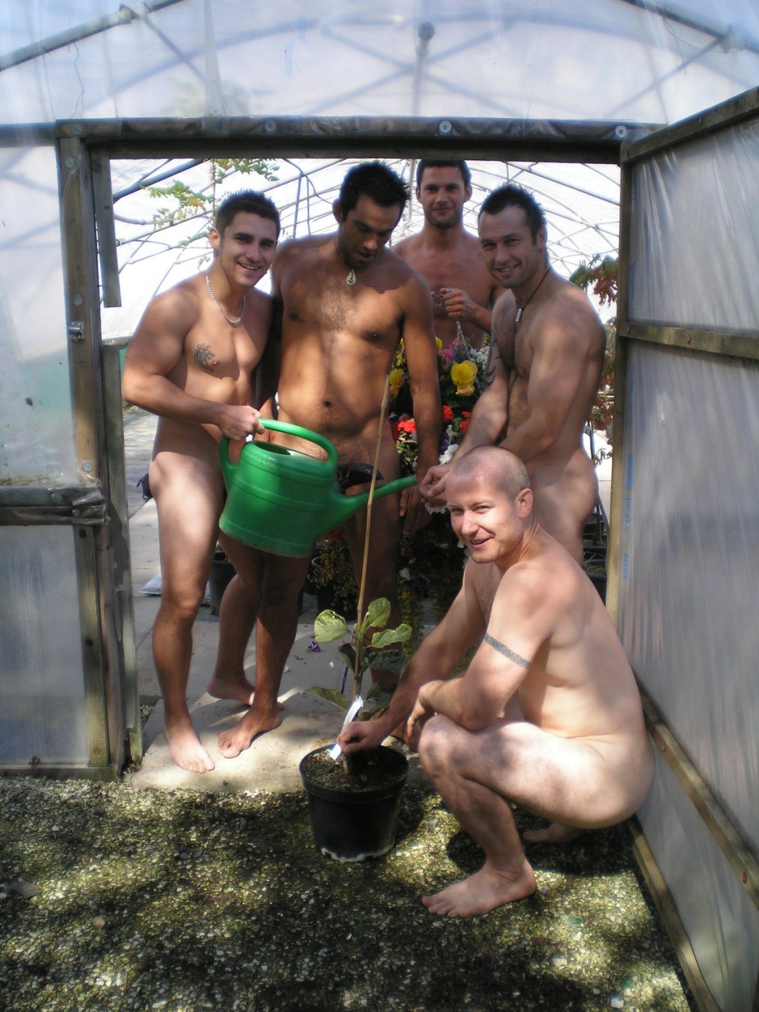 Голые мужчины ню на даче