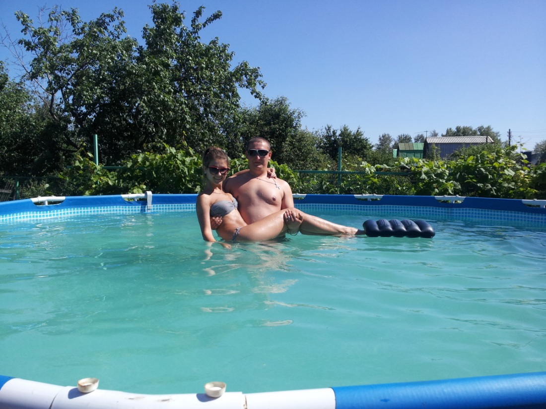 В бассейне на даче частное