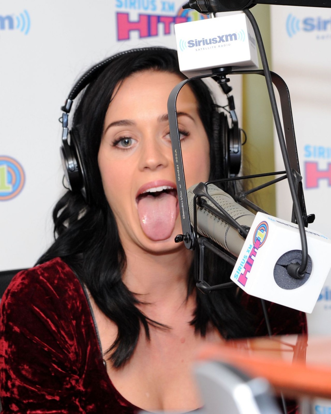 Кэти Перри язык