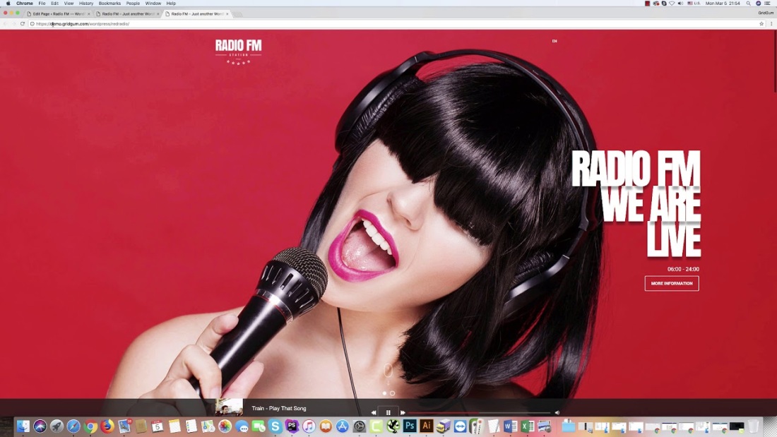 Губы девушки у микрофона