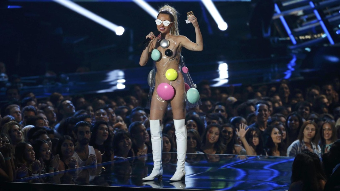 Майли Сайрус 2020 на сцене