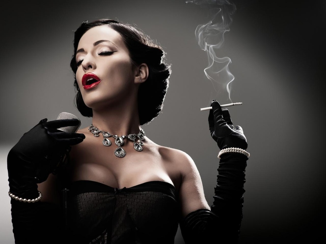 Дита фон Тиз с сигаретой