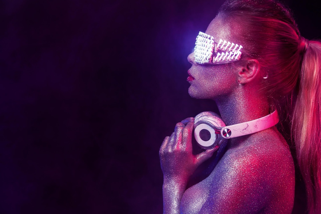 Девушка диджей в очках