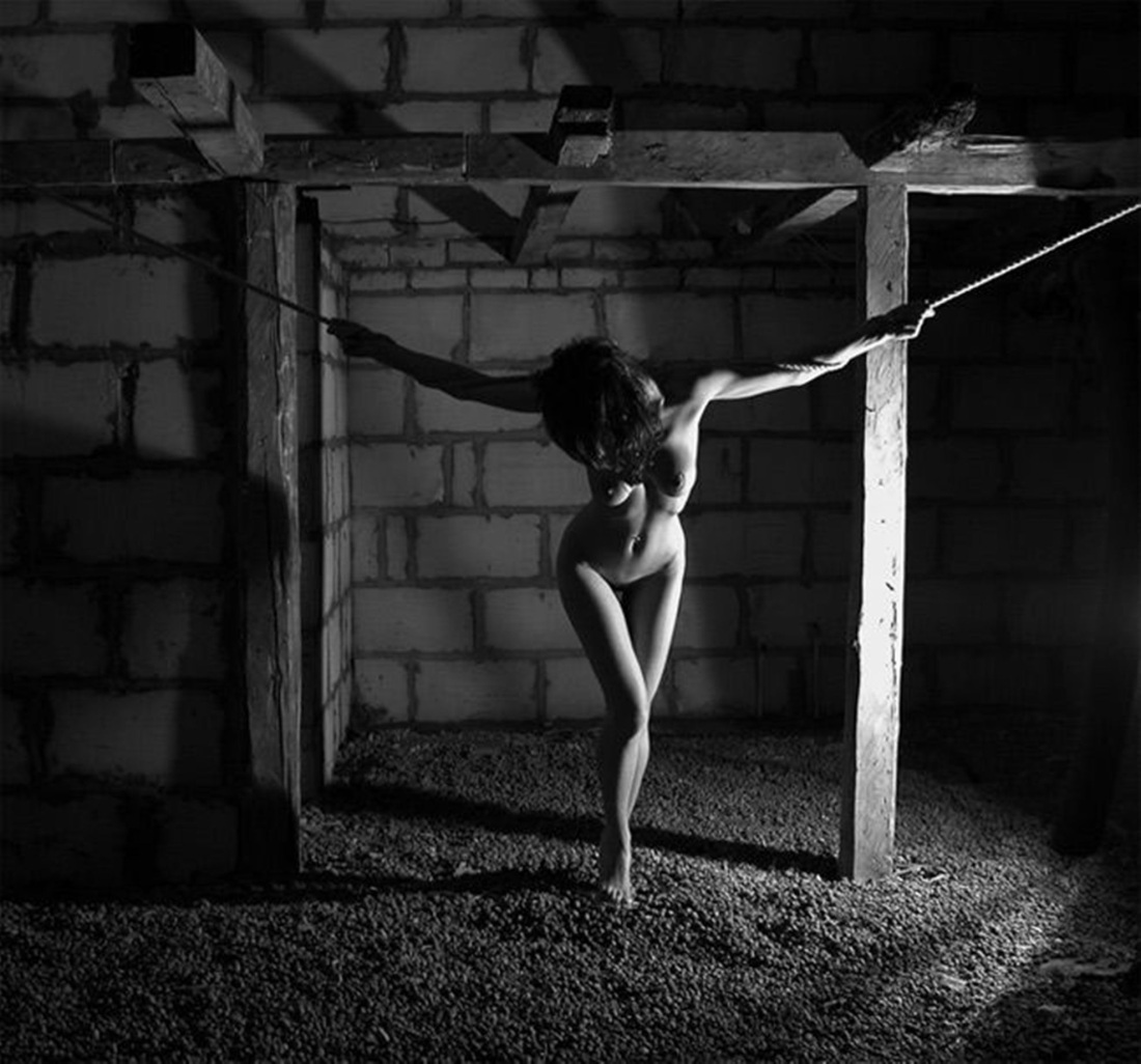 Голую женщину приковали к стене