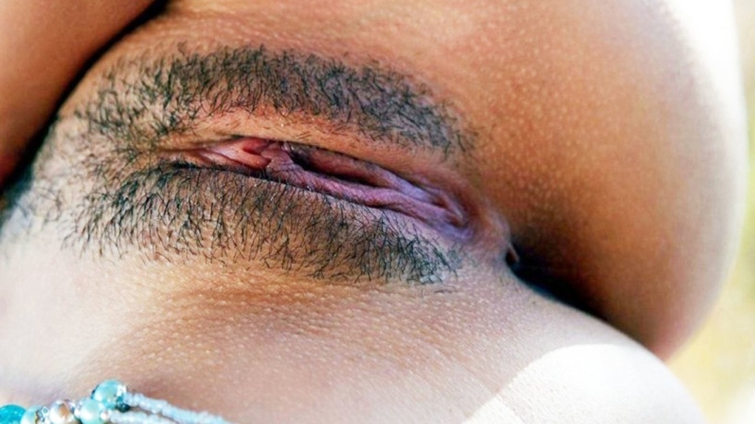 Красивая писечка с волосиками на лобке