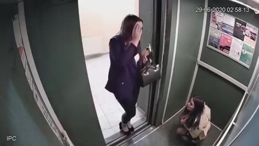 Девушки ссут в подъездах и лифтах