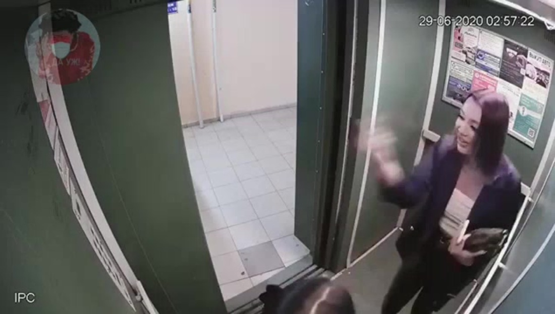 Девушка поссала в лифте