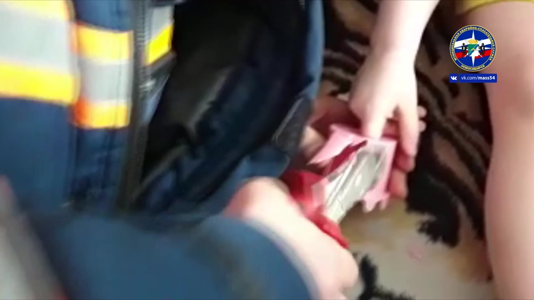 Младшая сестра застряла