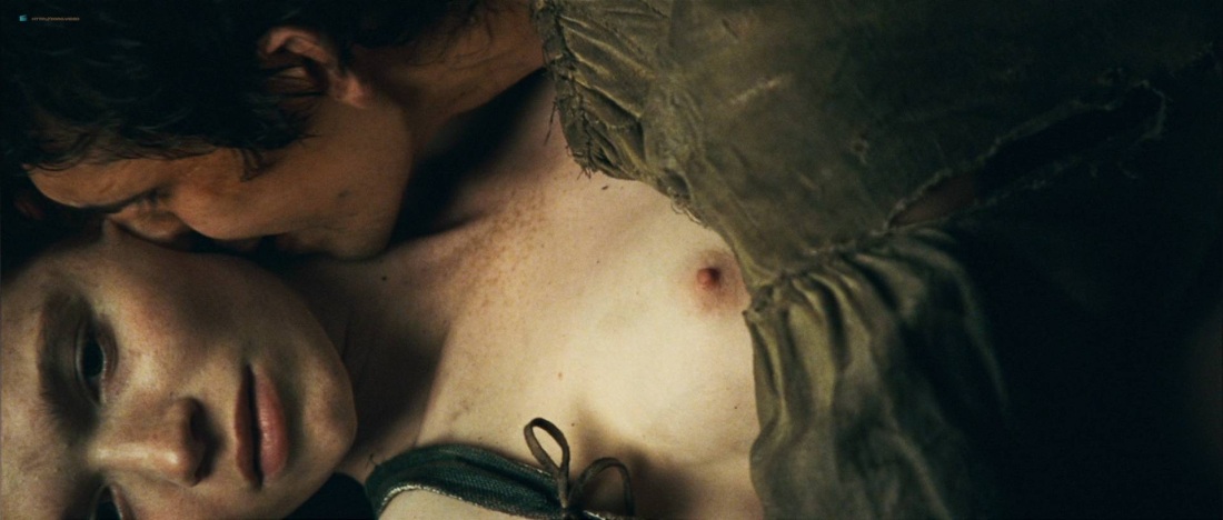 Голая рыженькая Белла Торн