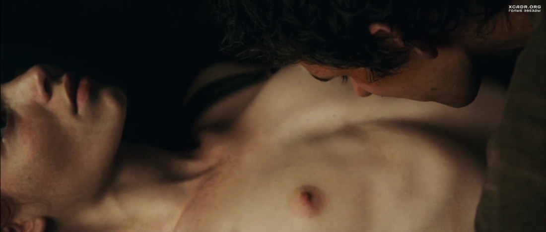 Рыжие девчонки показывают свои прелести