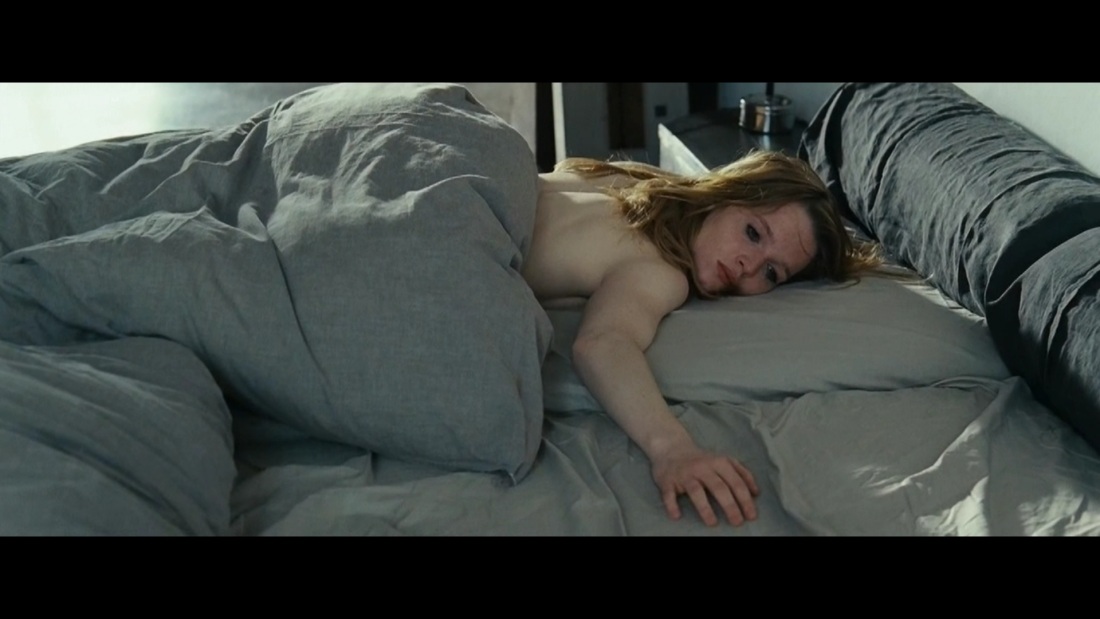 Рыжая девушка расставила ноги