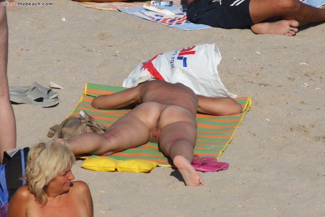 Голые женщины в пляжных кабинках