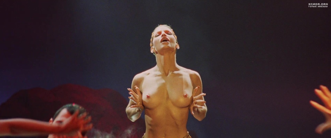 Актриса Джина Гершон ню