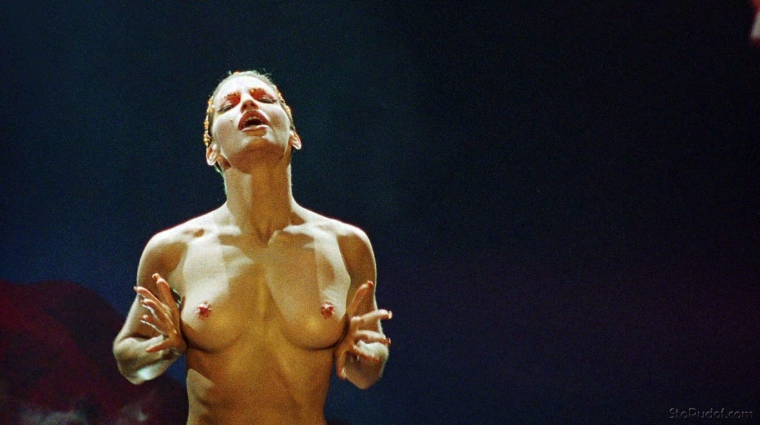 Актриса Джина Гершон голая