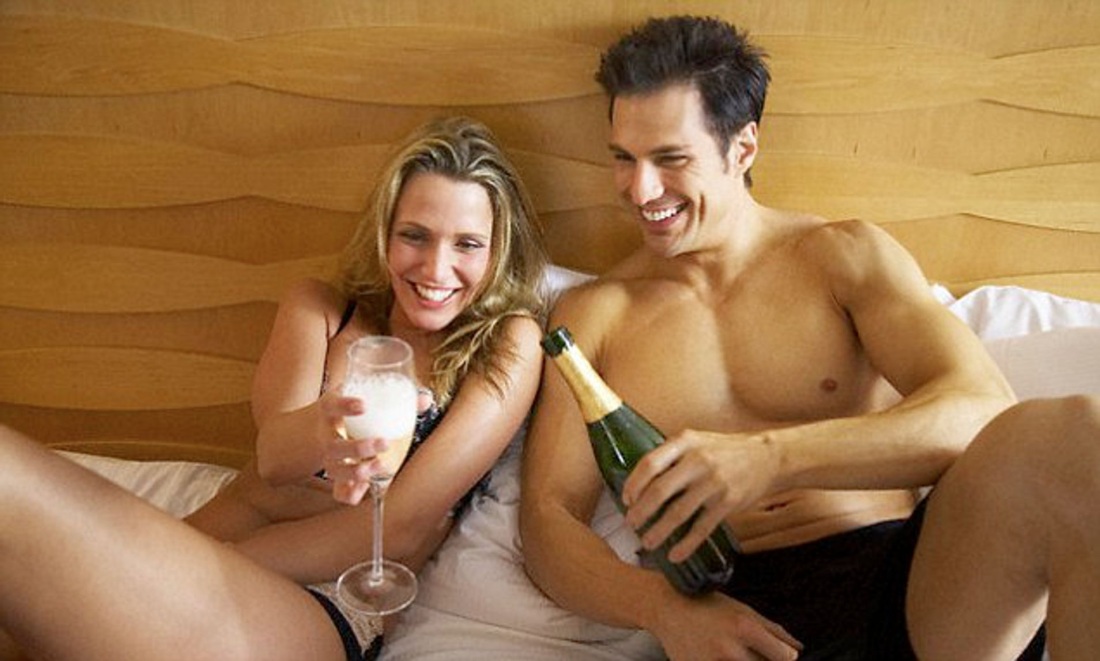 Мужчина с шампанским в постели