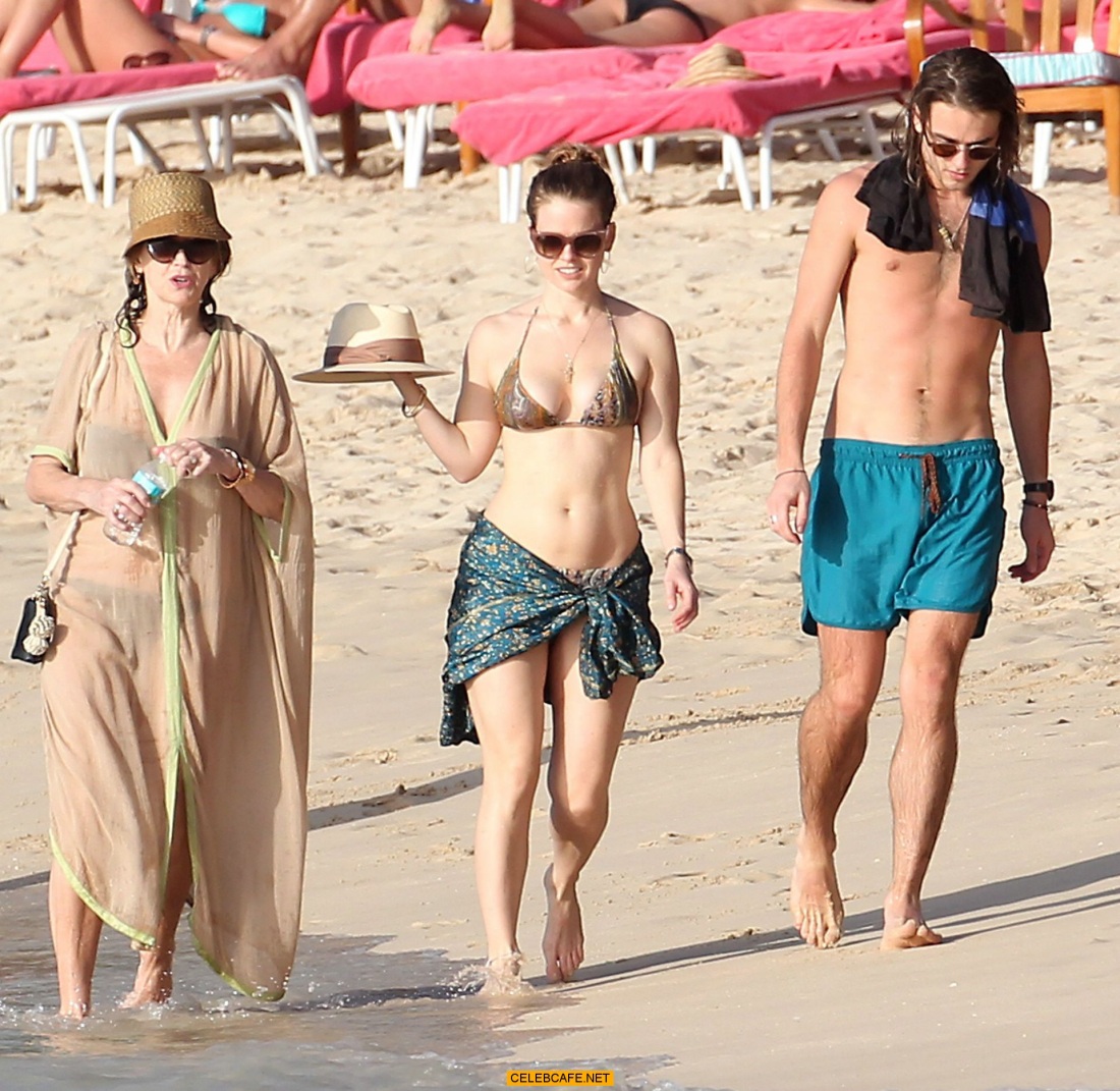 Ив Хьюсон в бикини