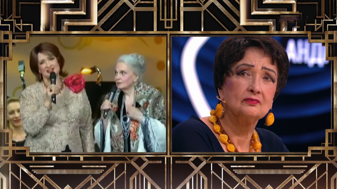 Зинаида Кириенко поет у микрофона