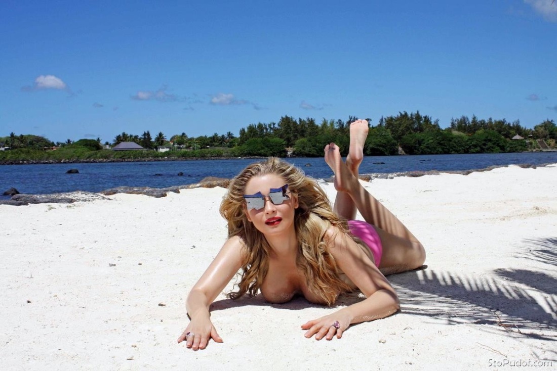 Голые блондинки с пилотками