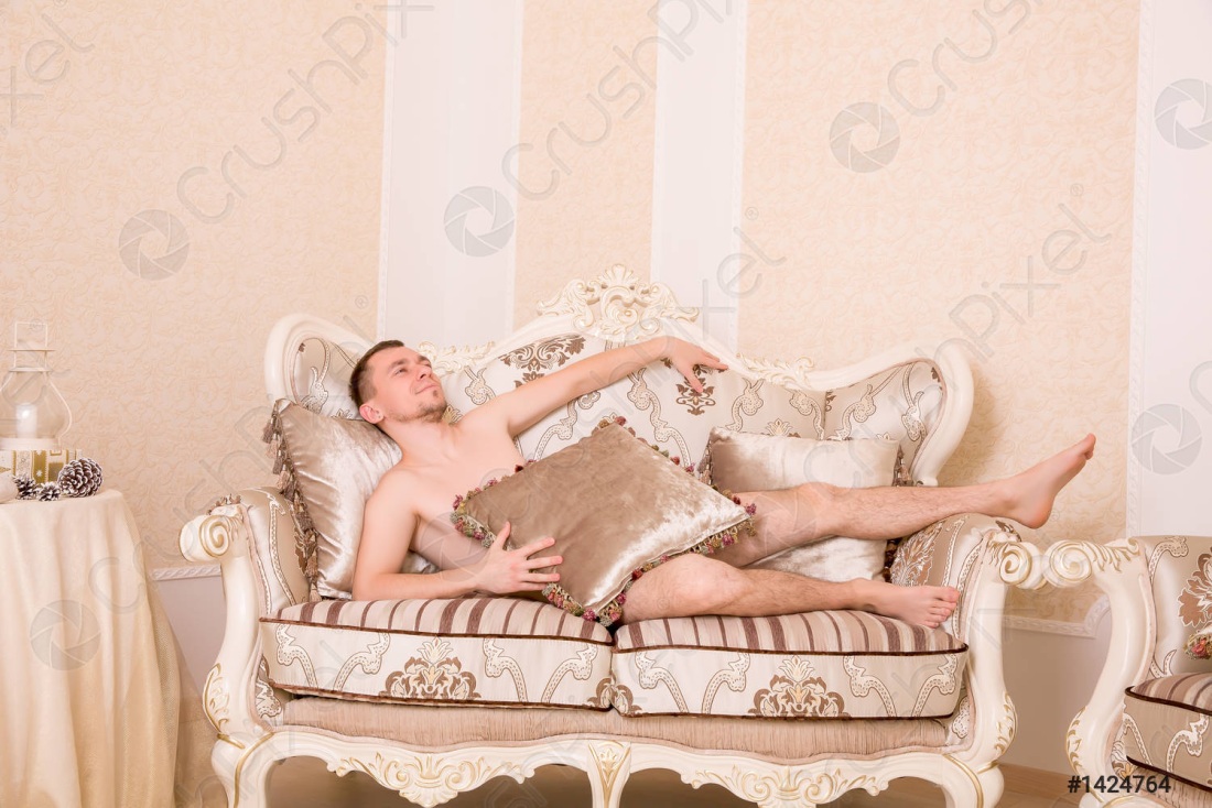 Голый мужчина на кушетке