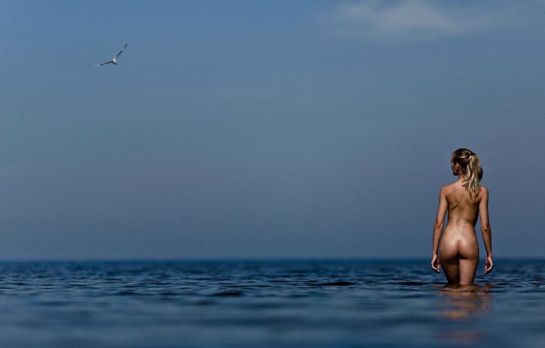Купаться голой в океане